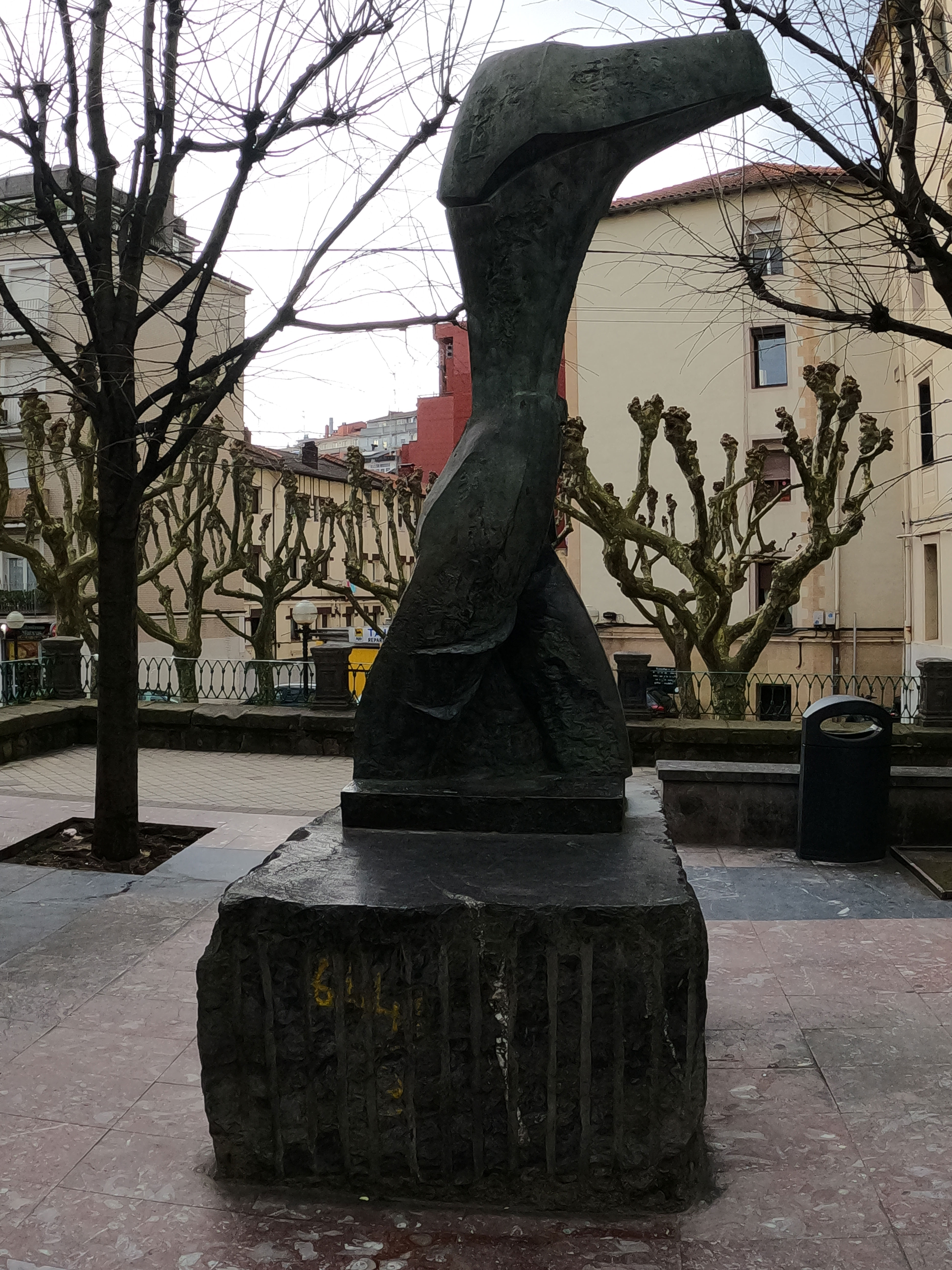 Escultura de José Alberdi Elorza - Homenaje al pelotari vasco